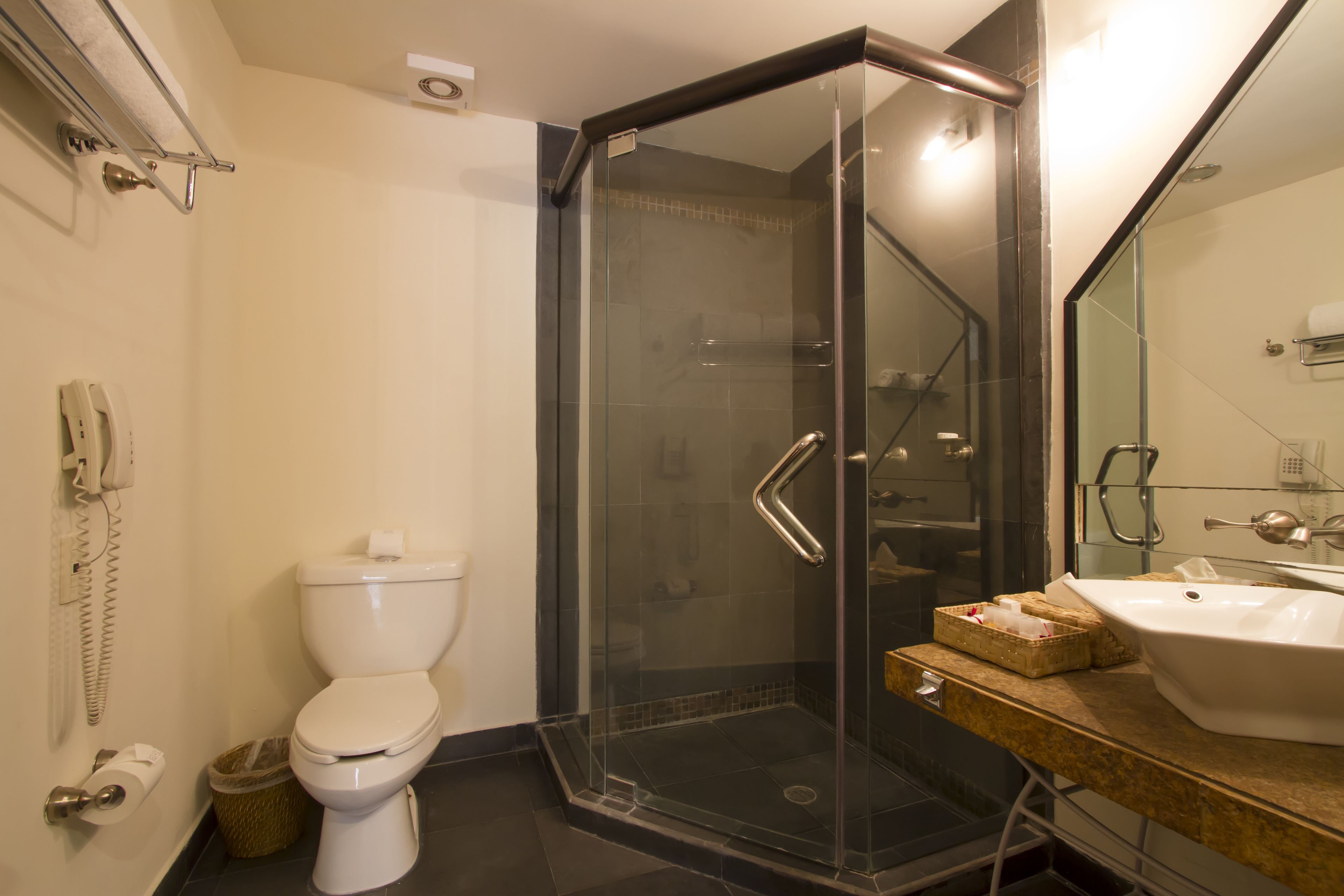 Ein Badezimmer mit Toilette, einer Duschkabine und einem Waschbecken.