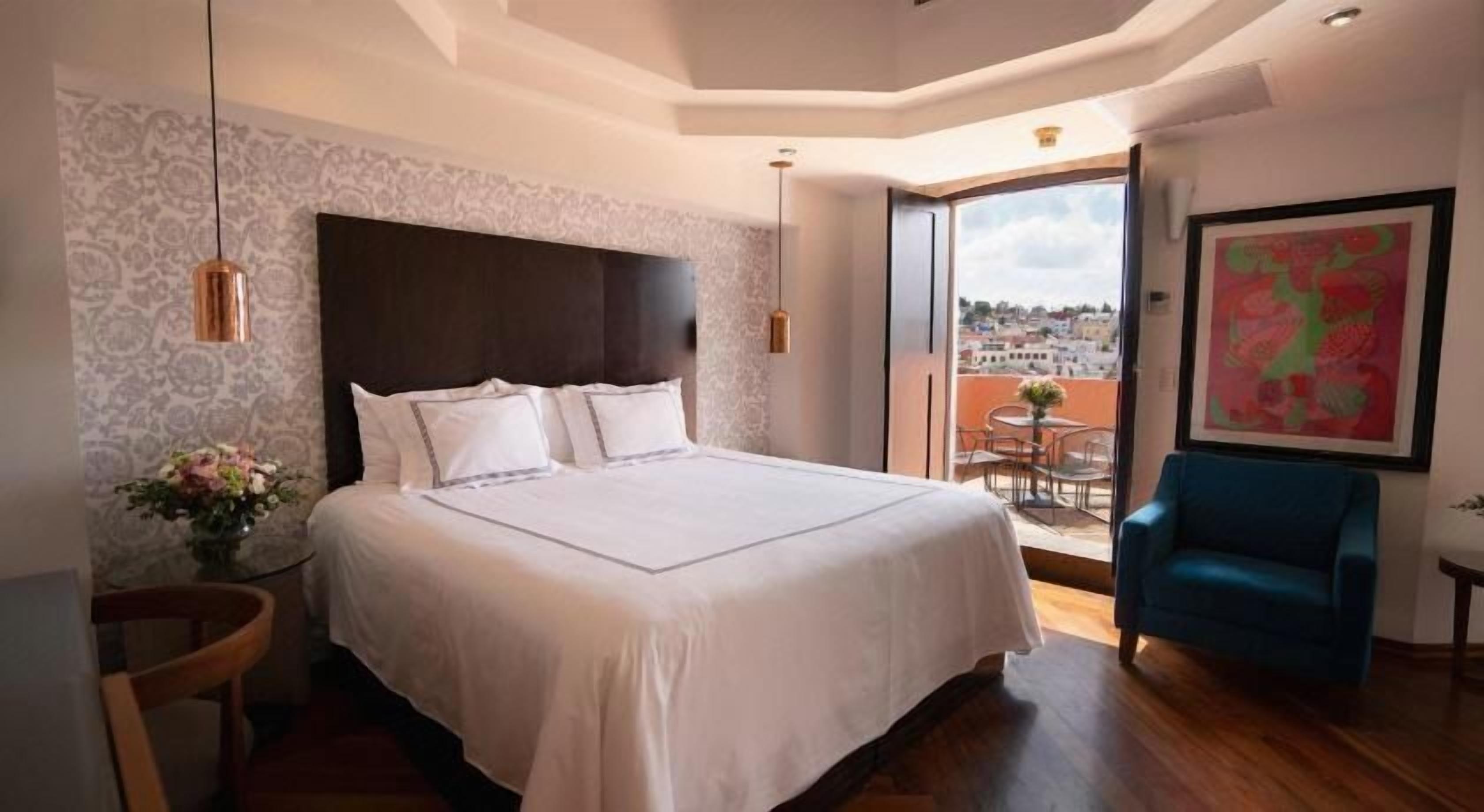 Premium bedding, in-room safe, iron/ironing board