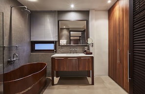 A modern bathroom with a freestanding bathtub, a large mirror, and a wooden vanity. - Luxx at Silom (Bangkok)