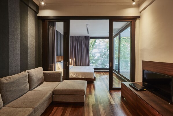 Suite | Living area | 32-inch TV with cable channels, DVD player, pay movies - Luxx at Silom (Bangkok)