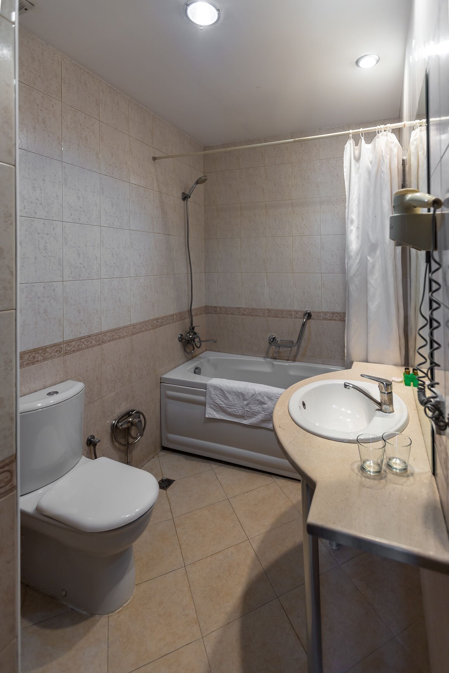 Un bagno con il water, una vasca e un lavandino.