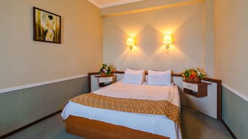 Suite | Premium-sengetøj, pengeskab på værelset, skrivebord