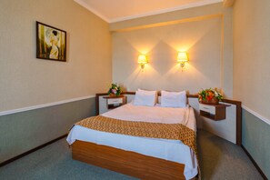 Suite | Luxe beddengoed, een kluis op de kamer, een bureau