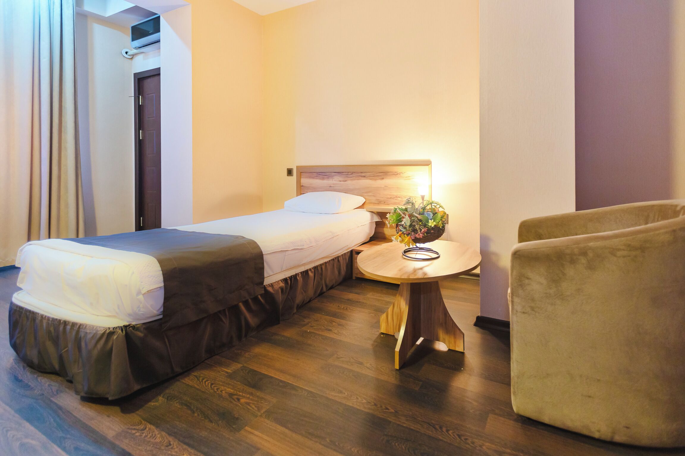 Chambre simple | Literie de qualité, coffre-fort, bureau, rideaux d’obscurcissement