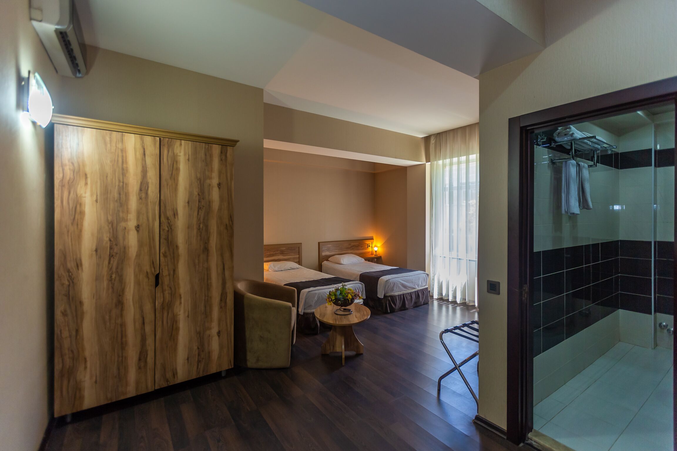 标准双床房 | 高档床上用品、客房内保险箱、办公桌、遮光窗帘