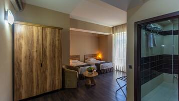 Chambre Standard avec lits jumeaux | Literie de qualité supérieure, coffres-forts dans les chambres, bureau