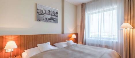 Standard Room, 2 Single Beds | In-room safe, desk, laptop workspace, blackout curtains