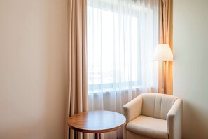 Kamar Superior, 1 Tempat Tidur Double | Brankas, meja kerja, ruang kerja ramah laptop, dan tirai kedap cahaya