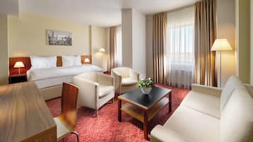 Suite, 1 tweepersoonsbed | Een kluis op de kamer, een bureau, een laptopwerkplek
