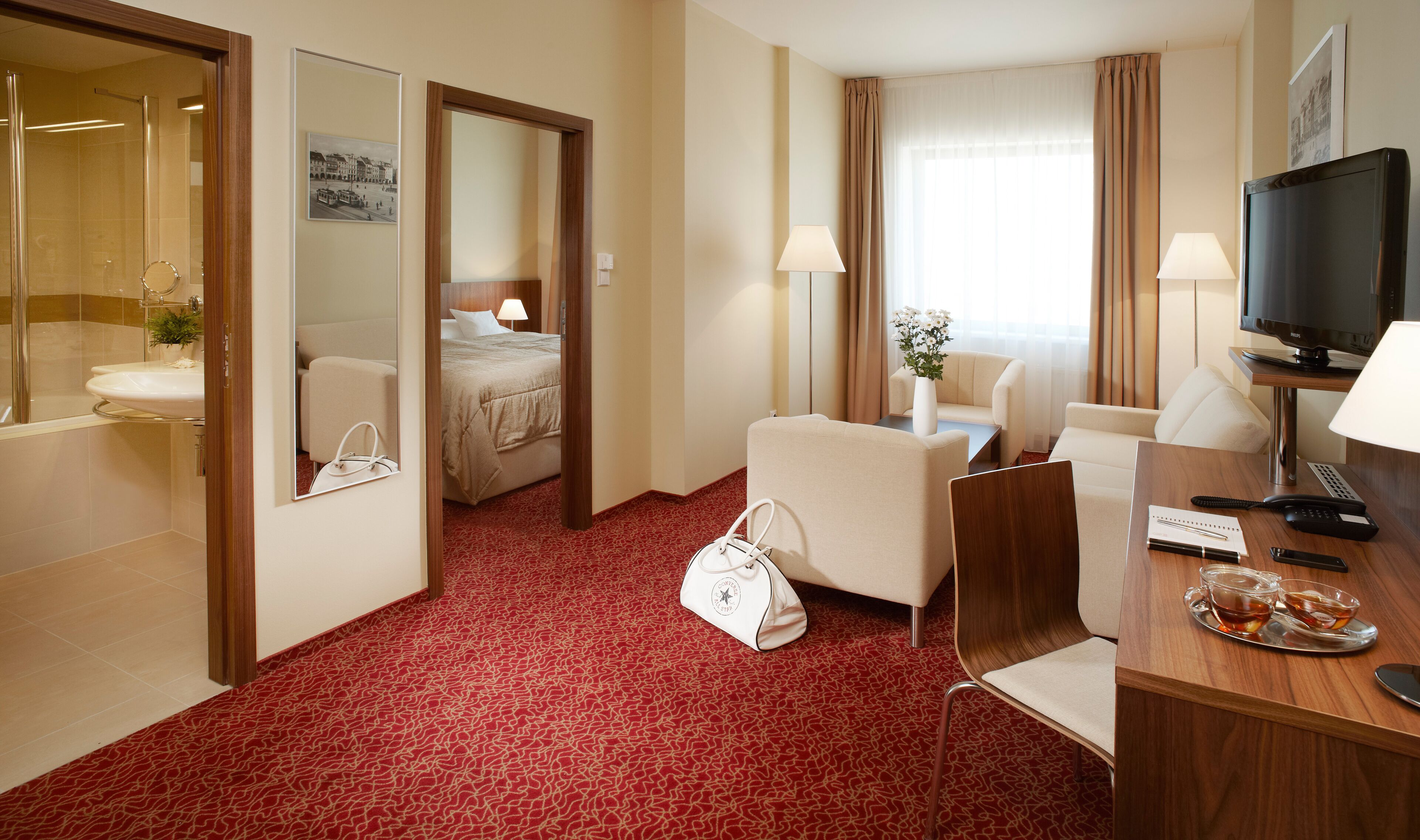 suite, 1 double bed | in-room safe, desk, laptop workspace, blackout curtains