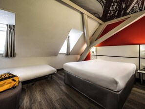 Habitación estándar, varias camas | Minibar, caja fuerte, escritorio y espacio para trabajar con un portátil