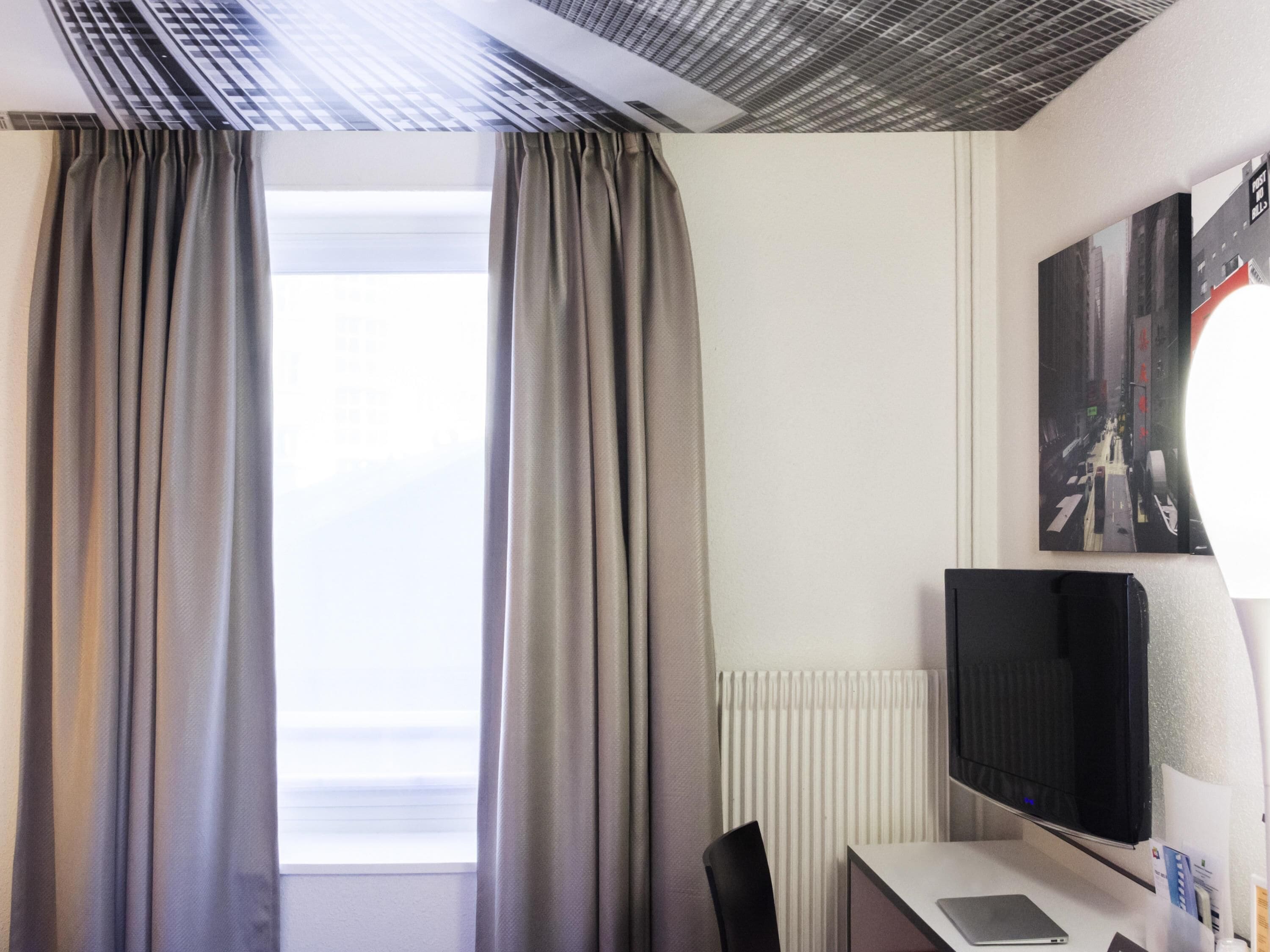 Minibar, cassaforte in camera, una scrivania, postazione laptop