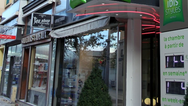 Un immeuble sur lequel on peut voir plusieurs enseignes indiquant « Ibis Styles Hotels » et « You Shop ».