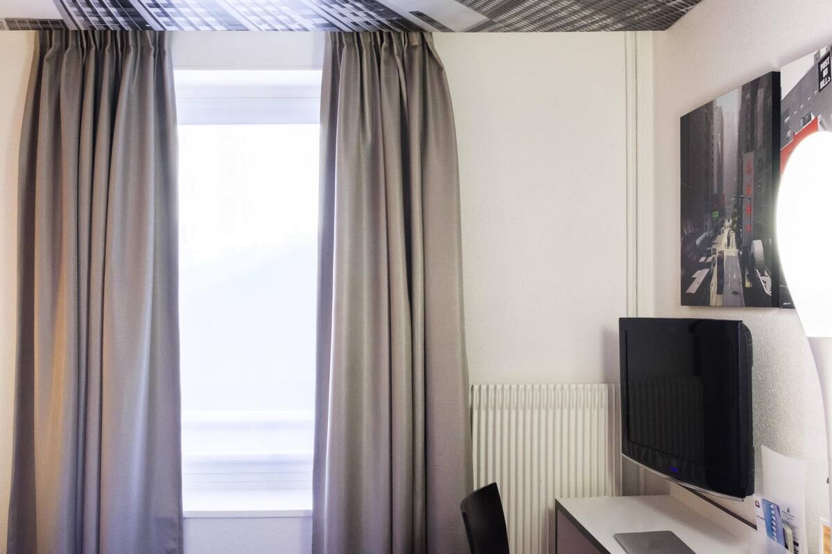 Minibar, caja fuerte, escritorio y espacio para trabajar con un portátil