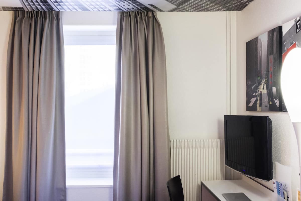 Minibar, caja de seguridad en la habitación y escritorio