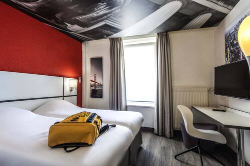 Standard Room, 2 Single Beds | Minibar, in-room safe, desk, laptop workspace