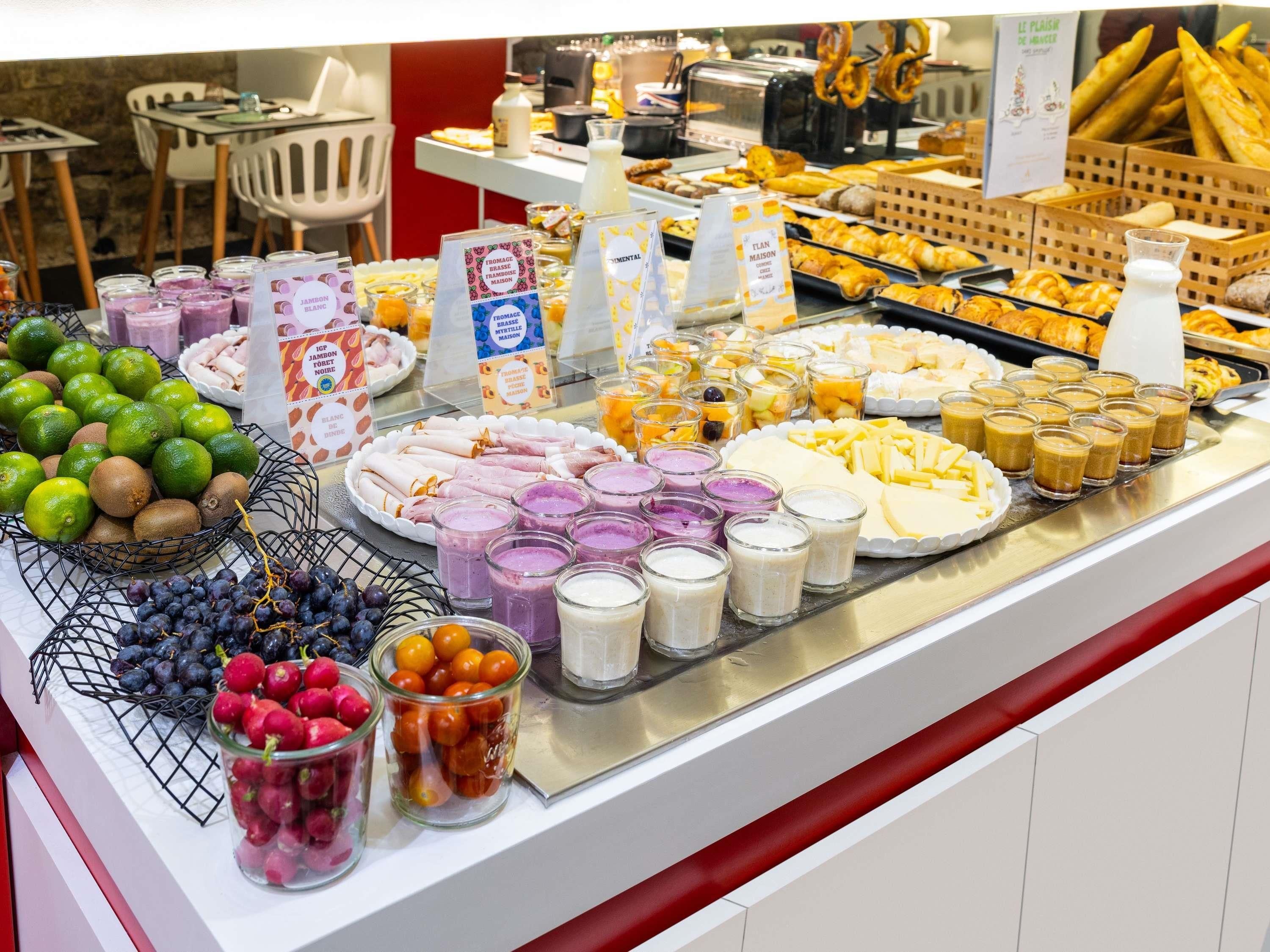 Un buffet con diversi cibi e bevande.