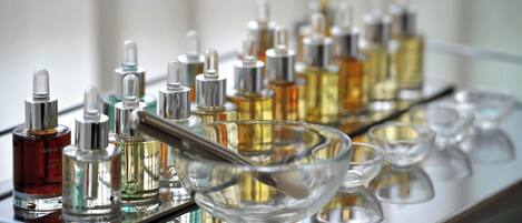 Diversos frascos de perfume sobre uma superfície espelhada.