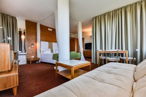 Suíte júnior (Luxury Building) | Roupas de cama premium, frigobar, cofres nos quartos, escrivaninha