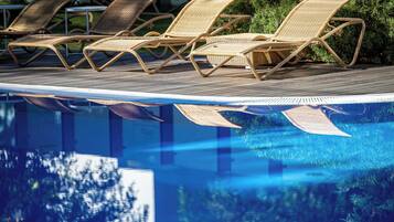 2 kolam renang indoor dan kolam renang outdoor musiman