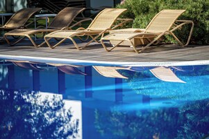 2 piscinas internas, piscina externa sazonal, espreguiçadeiras
