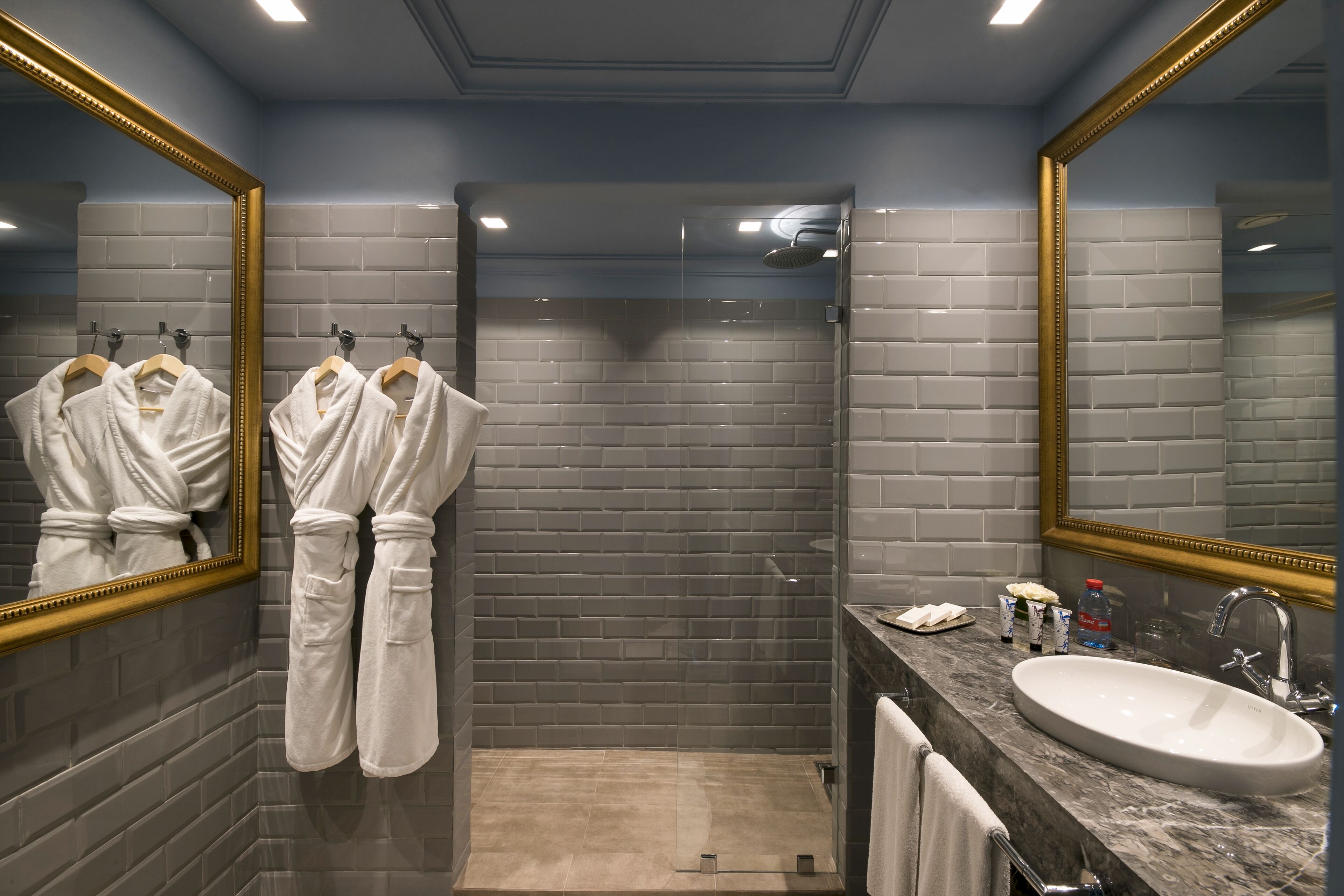 deluxe room | bathroom | free toiletries, hair dryer, bidet, towels