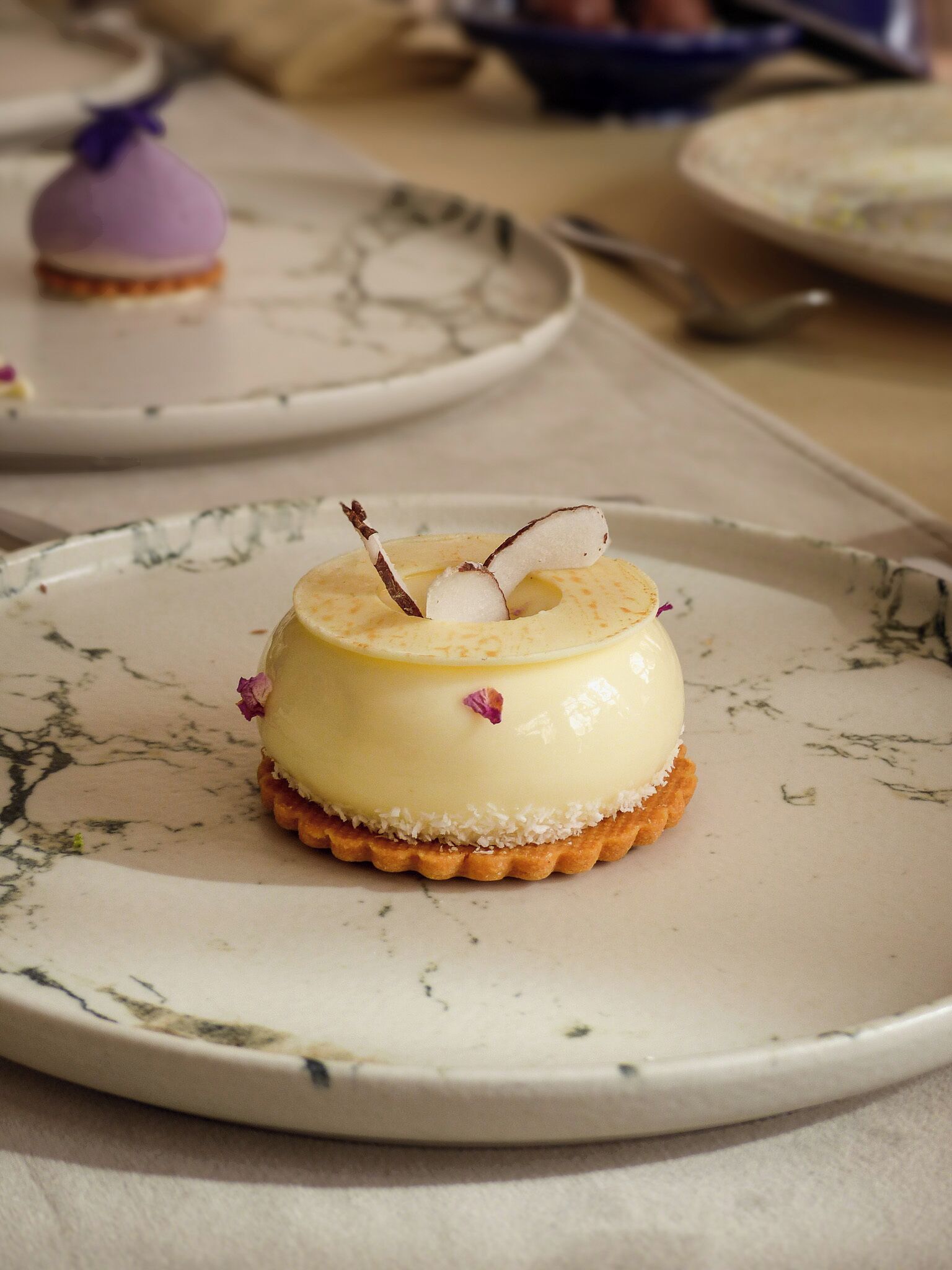 Un dessert su un piatto con un motivo decorativo.