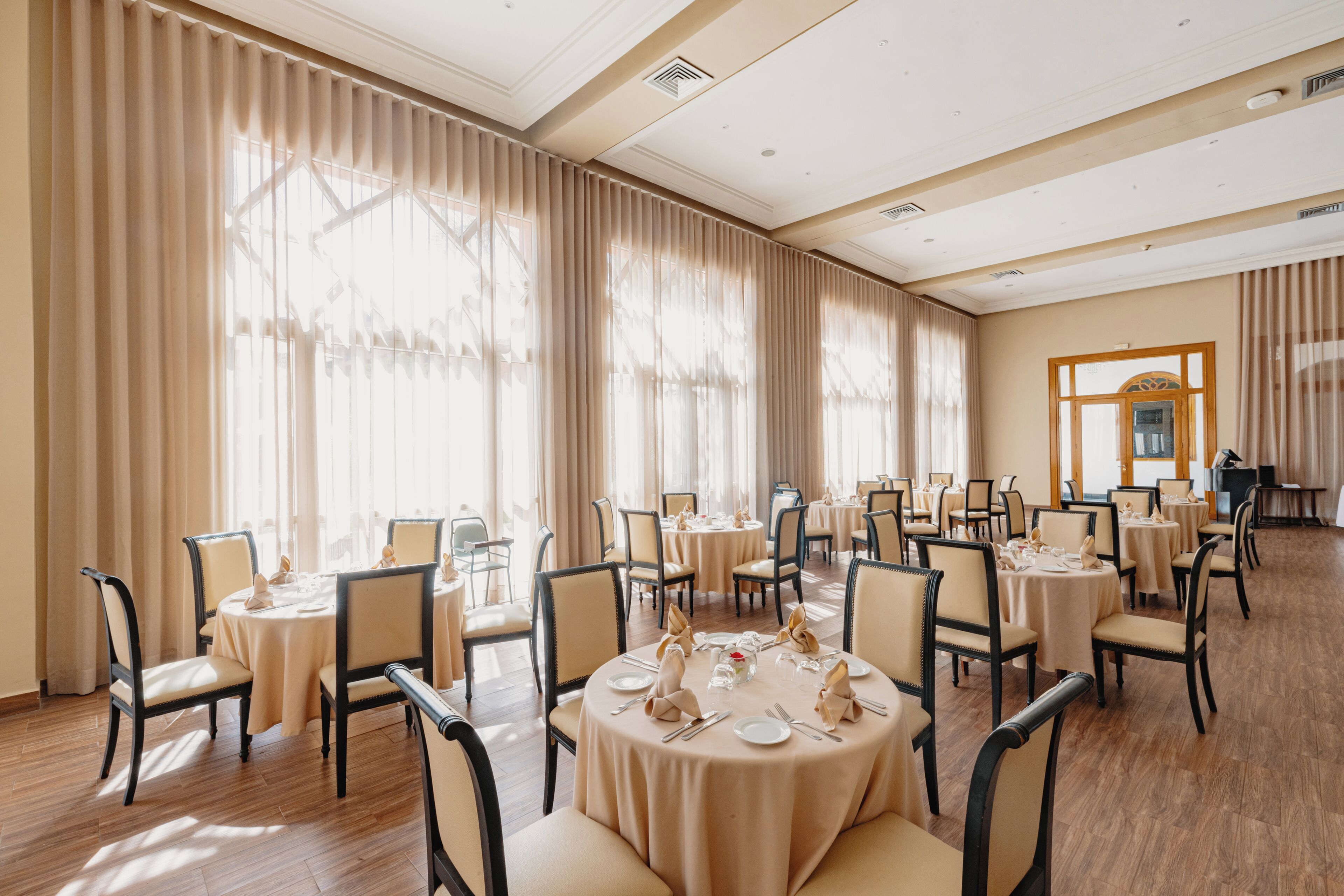 2 restaurants, breakfast, lunch served; local and international cuisine