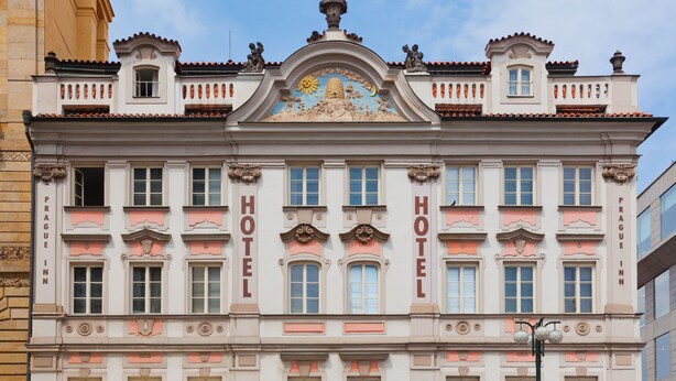 Een historisch gebouw met veel ramen en een decoratieve gevel.