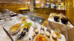 Een buffet met verschillende soorten eten en toevoegingen.