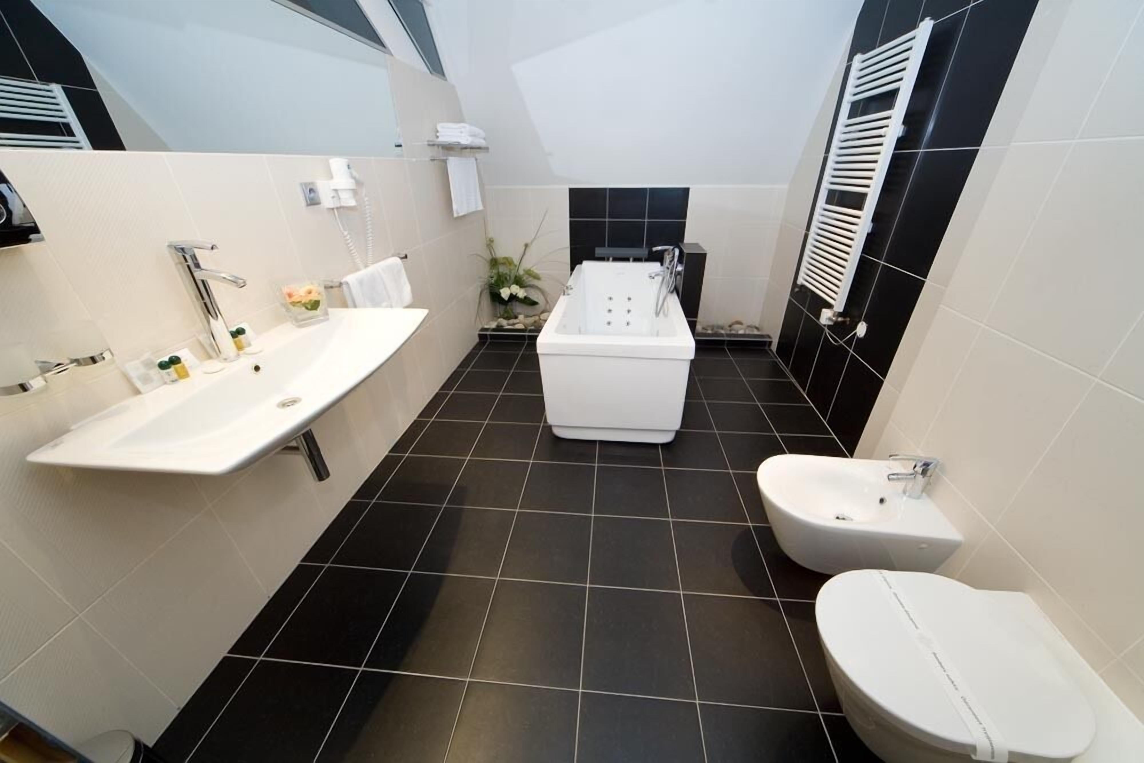 apartment, city view | bathroom | combined shower/bathtub, hair dryer, towels