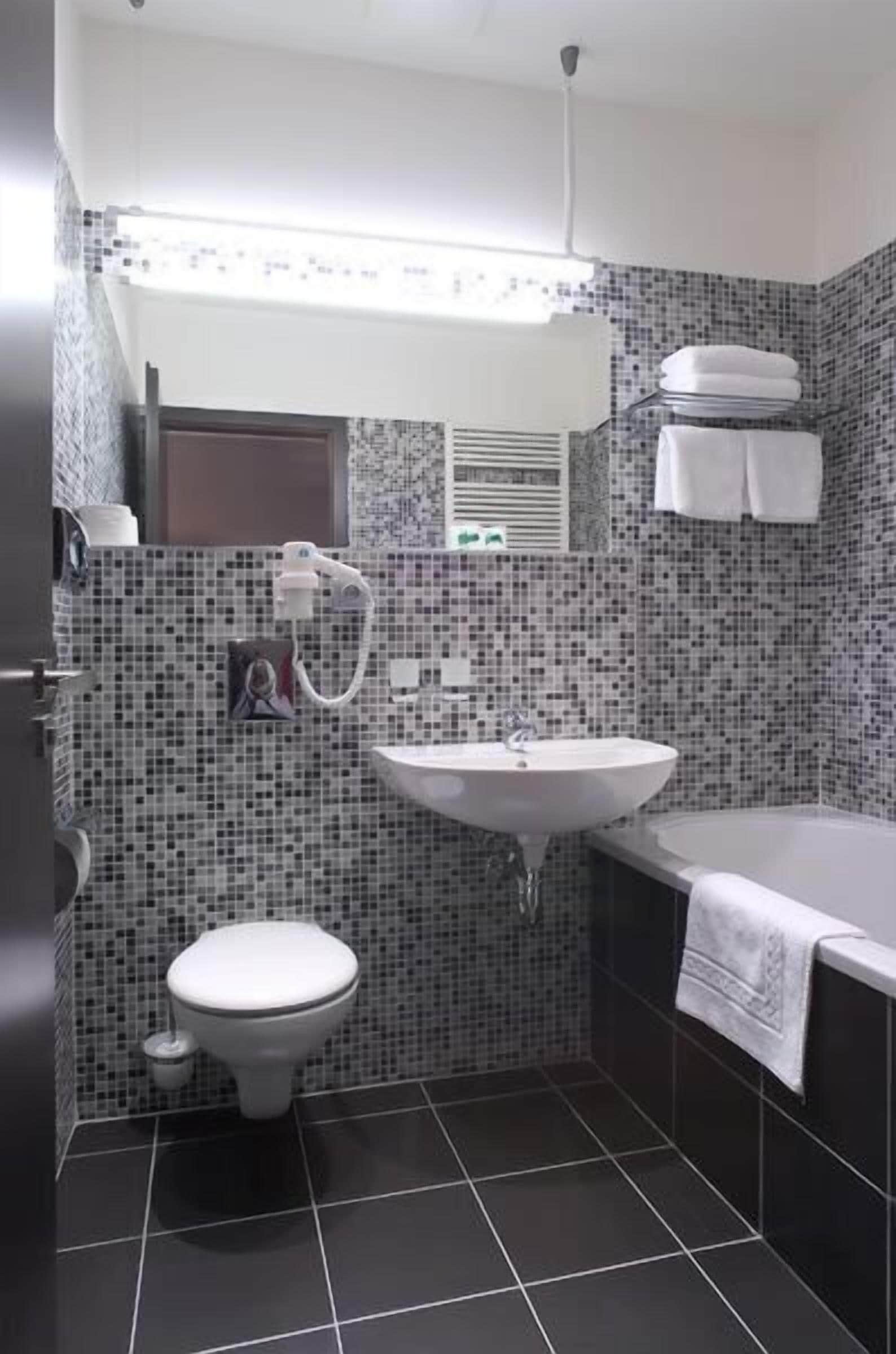 combined shower/bathtub, hair dryer, towels