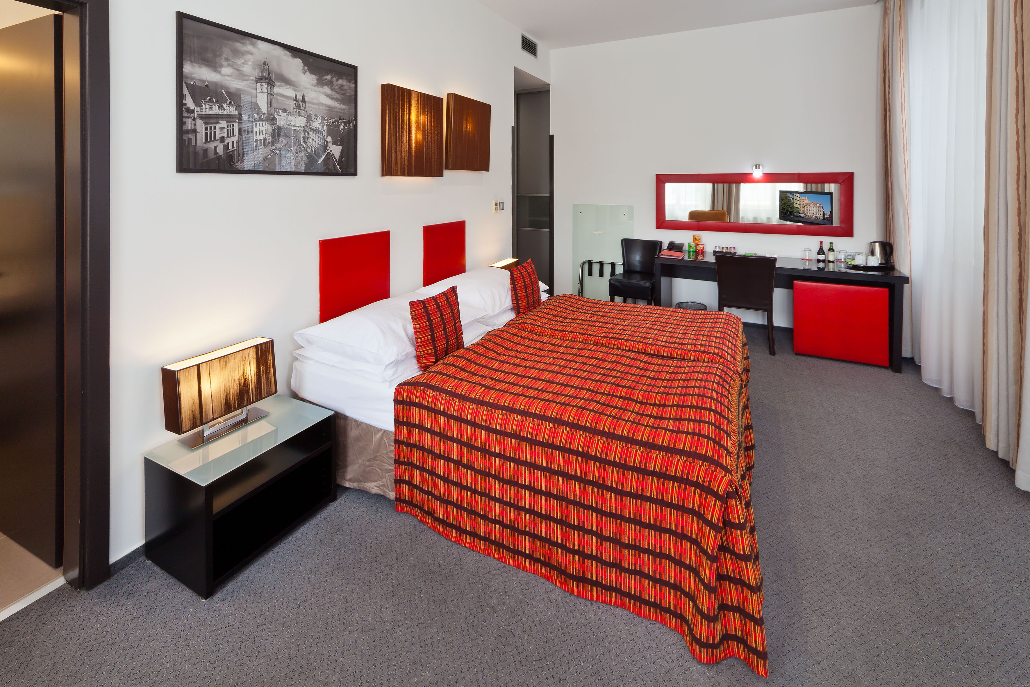 executive studio suite, 1 bedroom, city view, executive level | minibar, in-room safe, desk, soundproofing