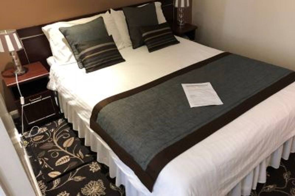 Chambre Standard double | Draps en coton égyptien, literie de qualité, fer et planche à repasser