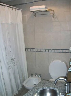 Combined shower/bathtub, deep-soaking bathtub, free toiletries - Argentina Tango Hotel (Buenos Aires)