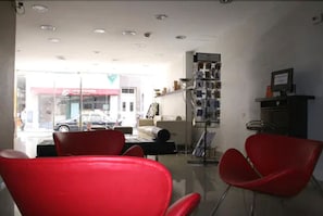 Coin salon dans le hall