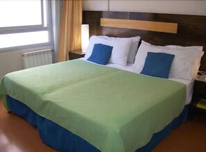 Ropa de cama de alta calidad, colchones con pillow-top y escritorio