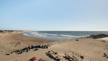 Am Strand, weißer Sandstrand, Strandtücher