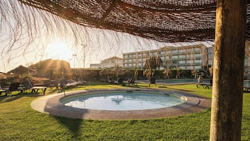 Una piscina al aire libre, tumbonas