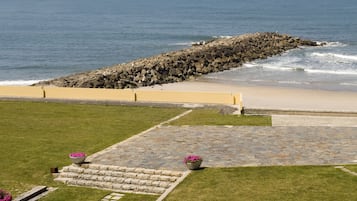 Ubicación a pie de playa, arena blanca y toallas de playa