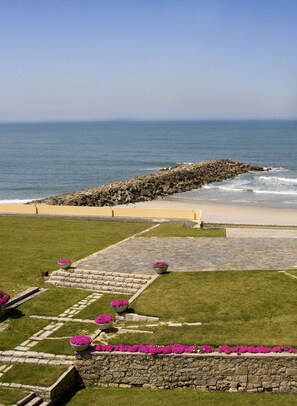 Na praia, areia branca, toalhas de praia 