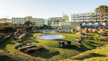 Piscine extérieure, chaises longues