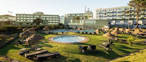 Alberca al aire libre y camastros