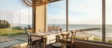 Dîner servi sur place, vue sur la mer