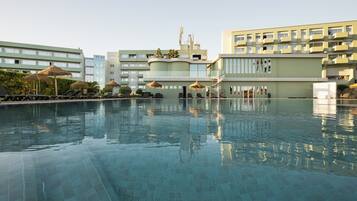 Utomhuspool och solstolar