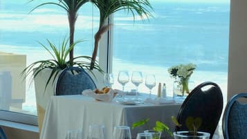 Makan malam dihidangkan, lautan