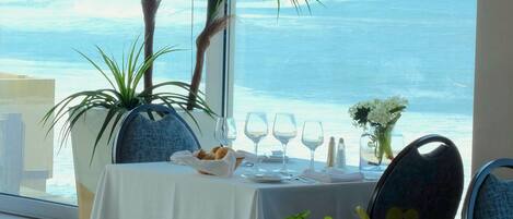 Abendessen, Blick aufs Meer