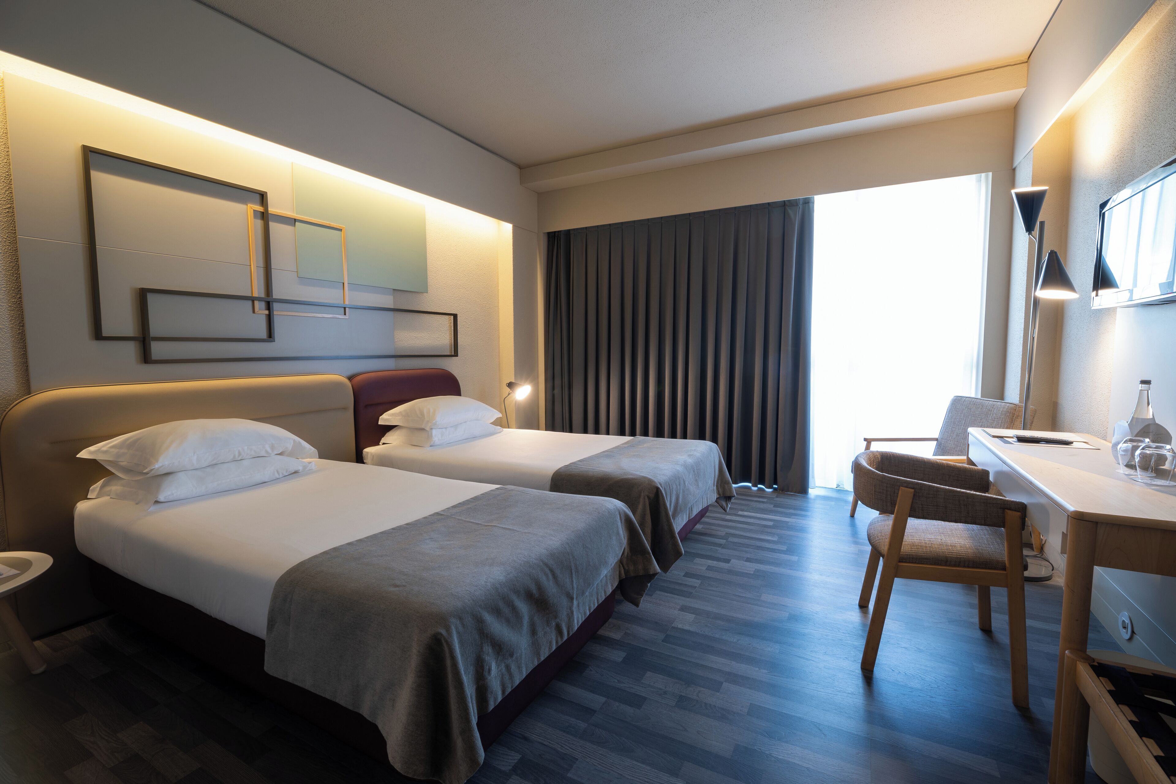 Een minibar, een kluis op de kamer, geluiddichte muren, gratis wifi