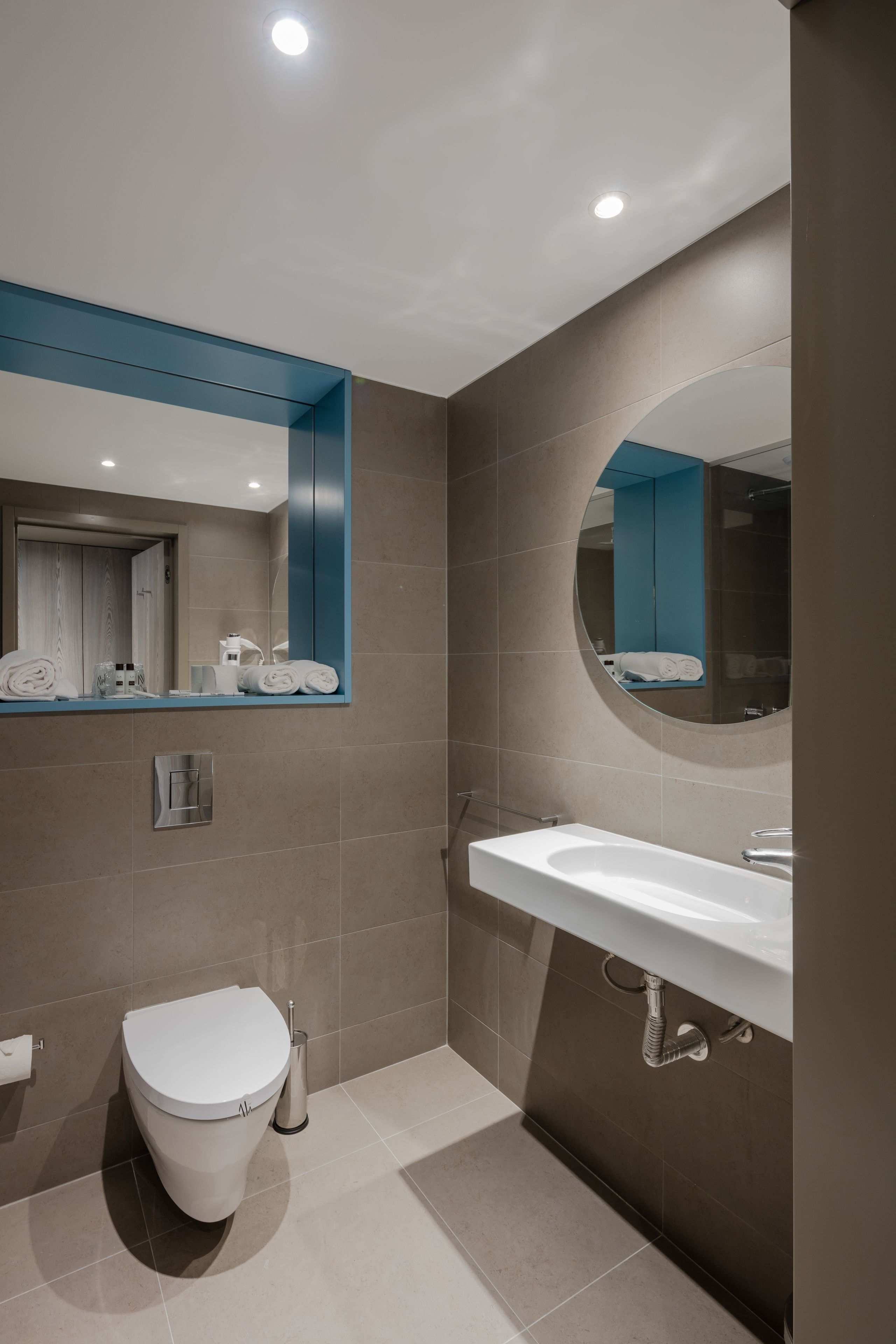 shower, rainfall showerhead, free toiletries, hair dryer