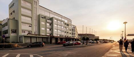 Un hotel con diseño arquitectónico moderno, que destaca por su entrada imponente y varios pisos.
